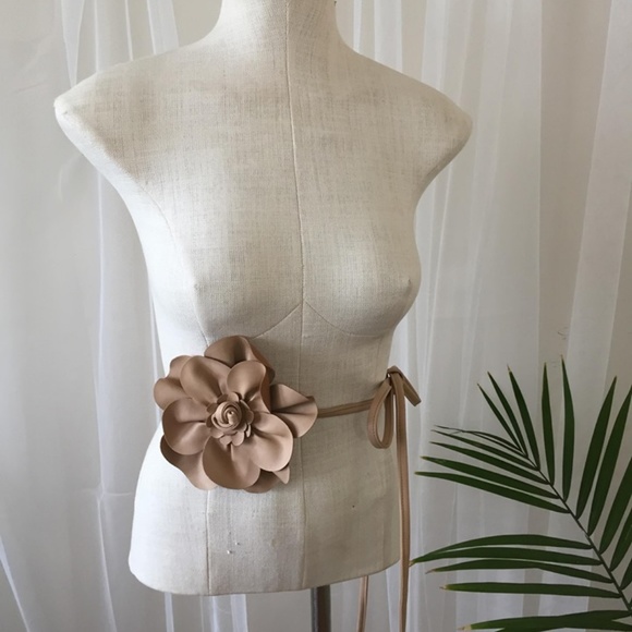 Vintage Tan Faux-Leather Flower Belt - Picture 3 of 4